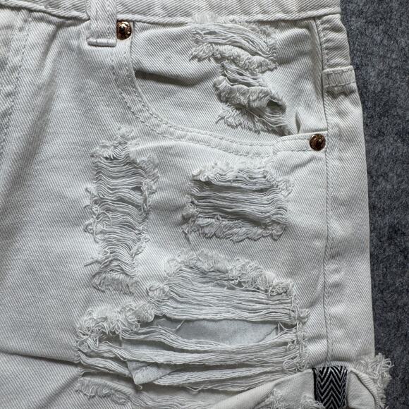 Forever 21 Shorts Womens Medium White Distressed Denim Frayed Hem Ripped Casual - Picture 3 of 12